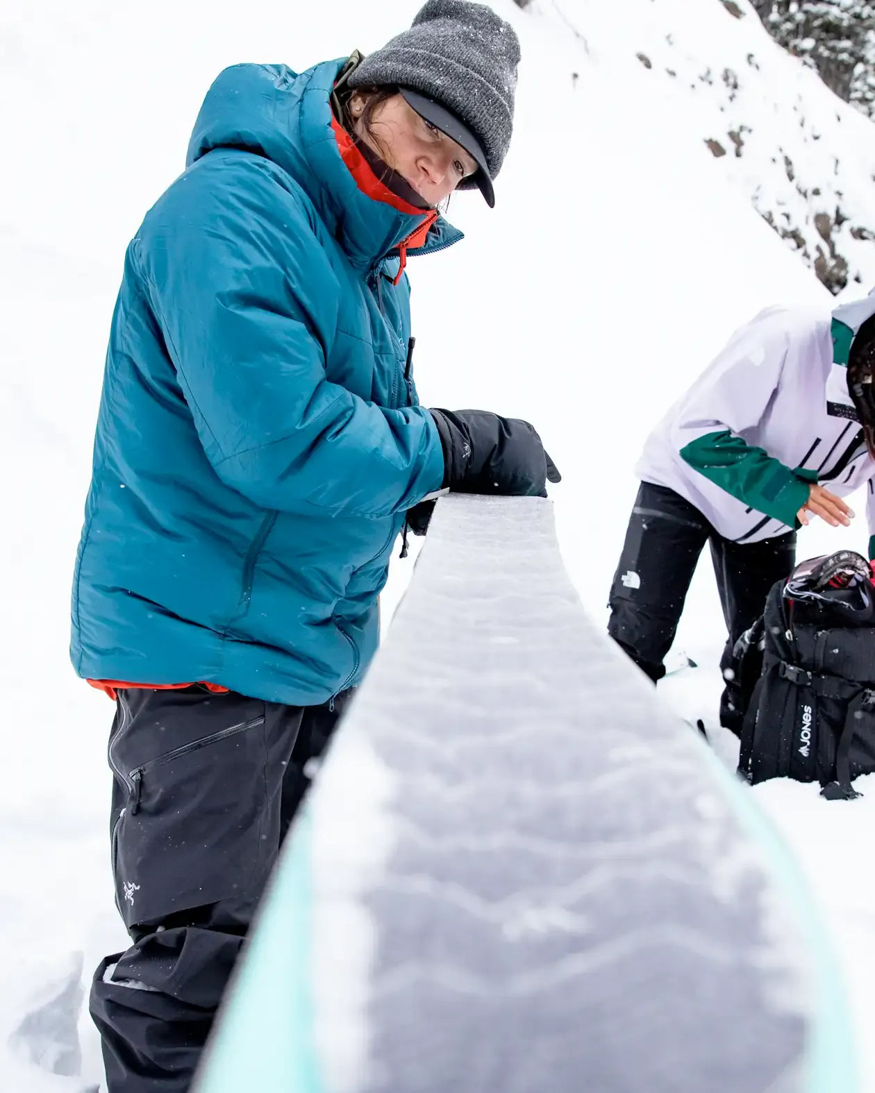 jones-snowboards-nomad-pro-trim-to-fit-splitboard-felle image 2