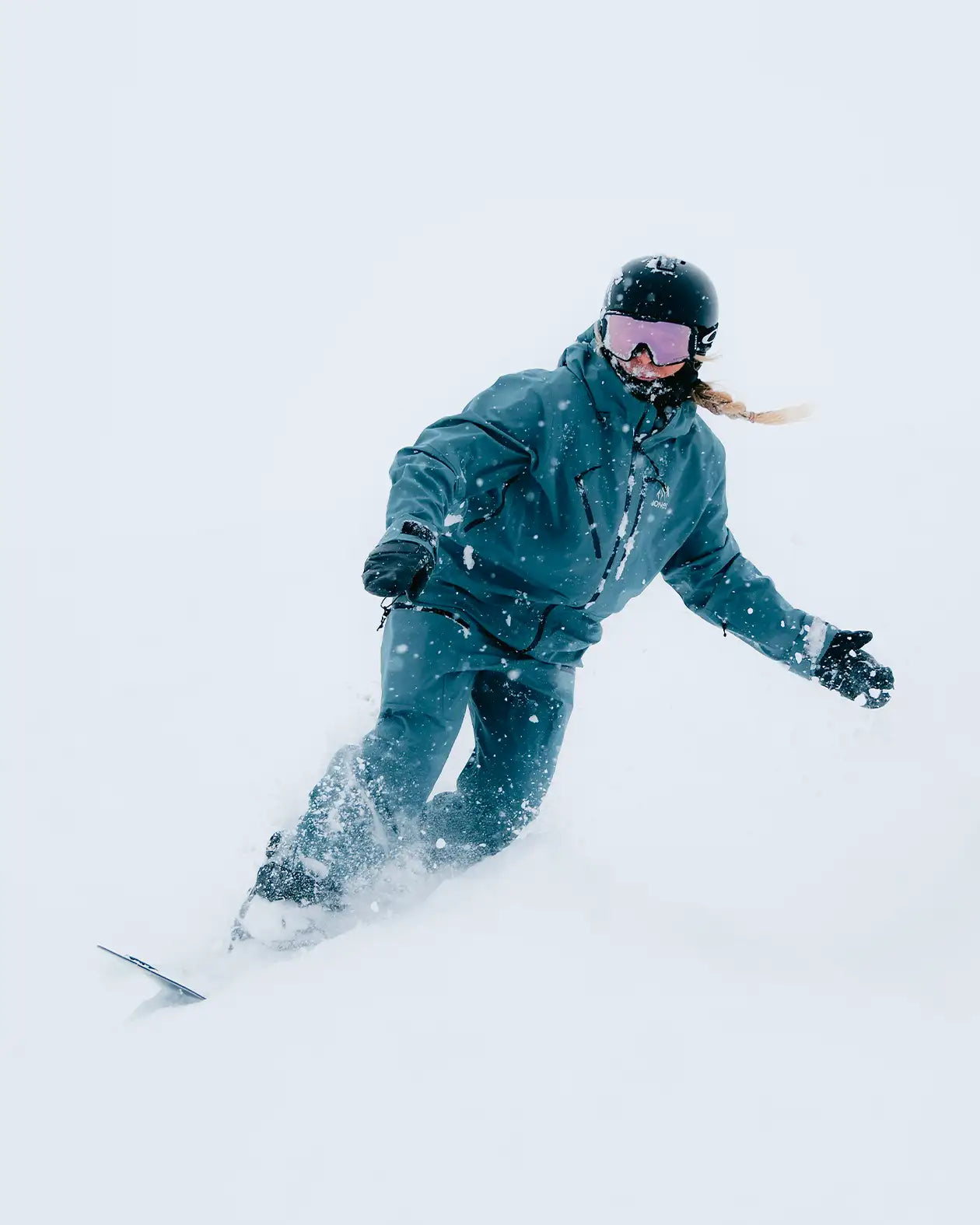 jones-snowboards-women-s-shralpinist-stretch-recycled-3l-hose-2026 image 2
